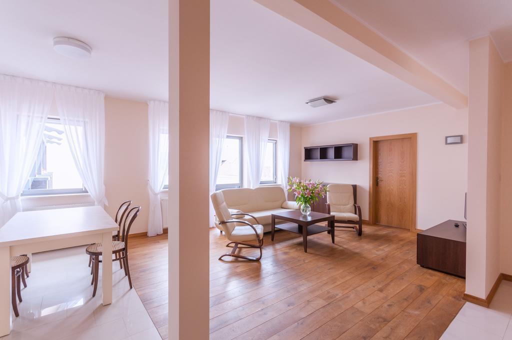 ホテル Gosciniec Kasztel U Gostla ムロバナ・ゴシリナ 部屋 写真